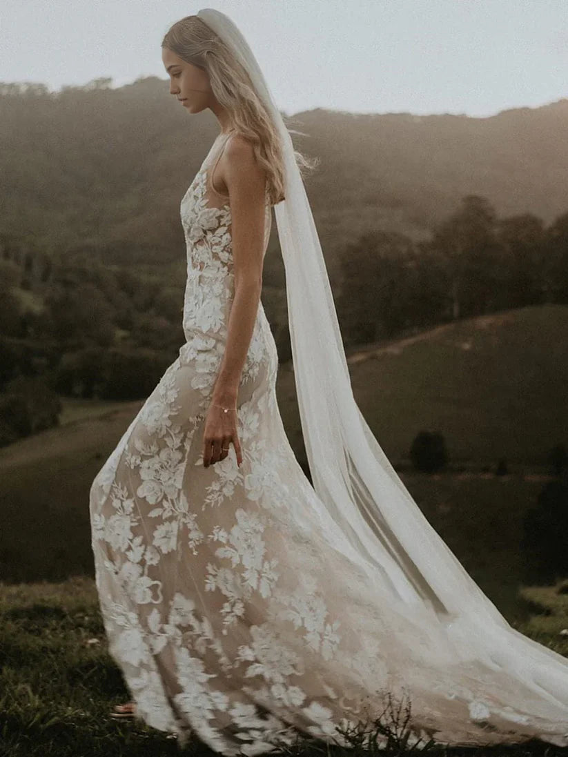 Vestidos de novia bohemios de sirena con escote en V y apliques de encaje floral sin mangas
